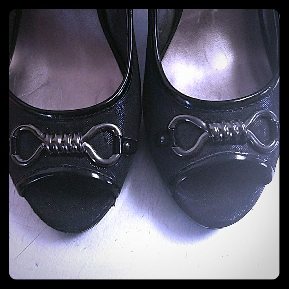 Black pumps